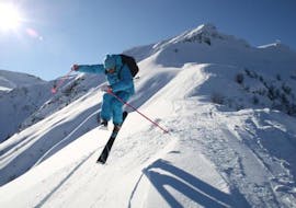 Un adulto está disfrutando de clases particulares de esquí fuera de pista, para adultos de todos los niveles, con École de Ski 360 Samoëns.