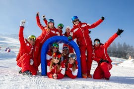 Un groupe de moniteurs avant les Cours de ski Enfants (4-9 ans) pour Tous Niveaux - Demi-journée avec l'école de ski Snow Sports School Eichenhof St. Johann.