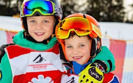 Two kids during the Kids Ski Lessons (4-9y.) for All Levels with Snow Sports School Eichenhof St. Johann.