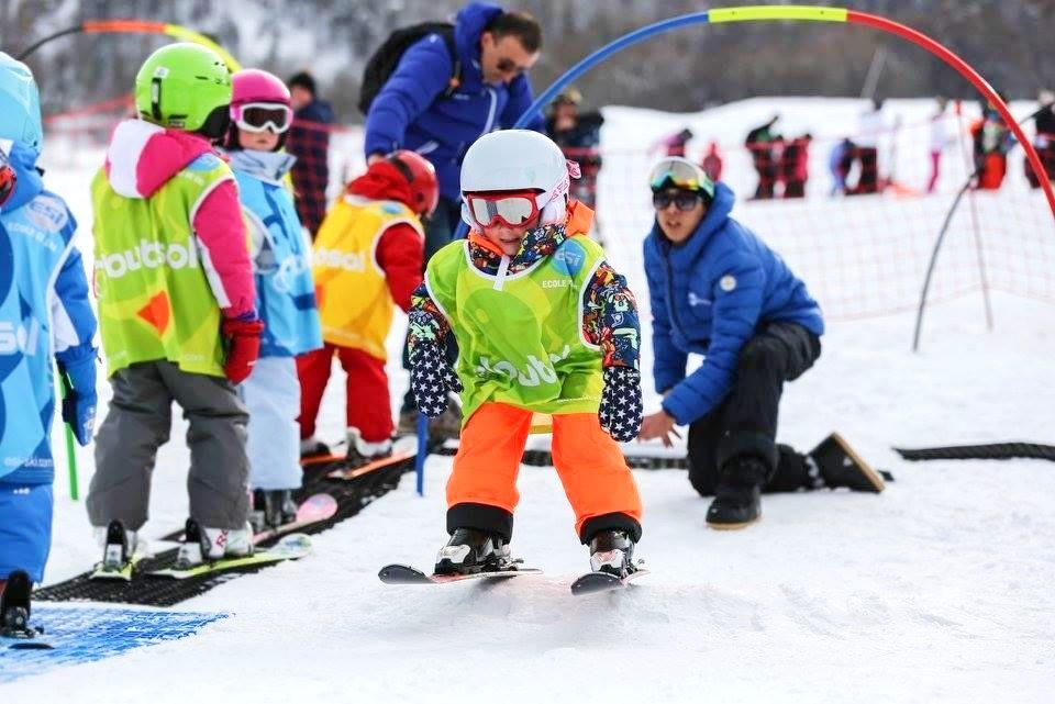 A child makes his first snowplough during a kids ski lesson for first timers with the ESI Ozone in Les Orres. 