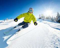 Een jonge skiër glijdt van een helling af tijdens privéskilessen voor volwassenen - alle niveaus met de skischool Schneesportschule Morgenstern.