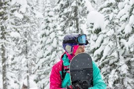 Een jonge vrouw wordt afgebeeld terwijl ze leert snowboarden tijdens privé-snowboardlessen voor gezinnen - alle niveaus met de skischool Schneesportschule Morgenstern.
