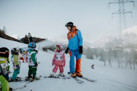 A kid goes on a kids ski lesson with Skischule Total Tufle/Rinn.