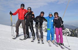 Des skieurs et leur moniteur se préparent à descendre une piste pendant un cours de ski pour ados et adultes avec l'ESI Pro Skiing de Châtel.