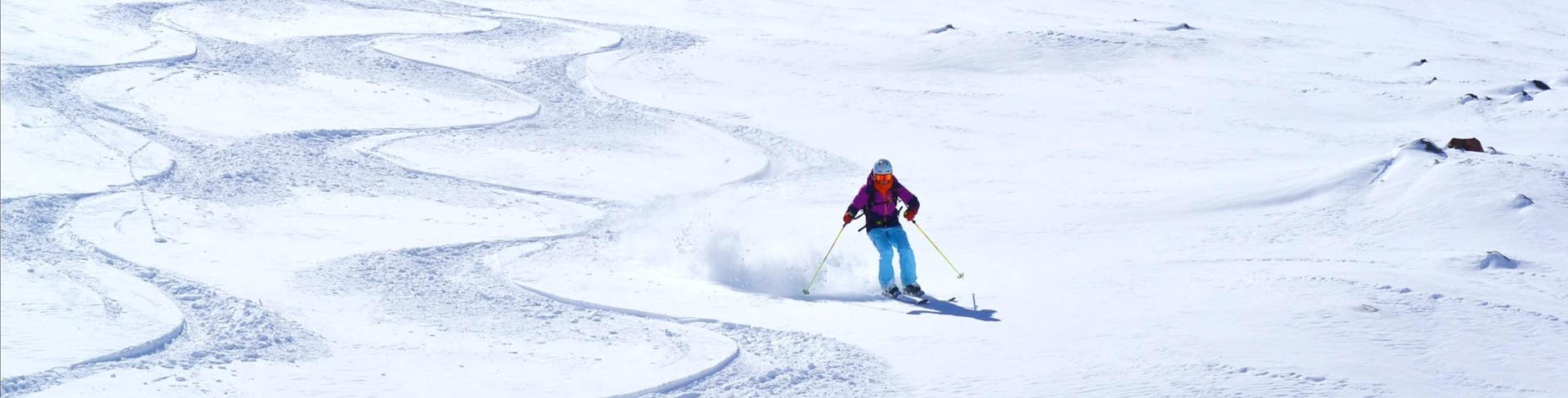 A skier crosses a powder field during teen and adults ski lessons with the ESI Pro Skiing Châtel.
