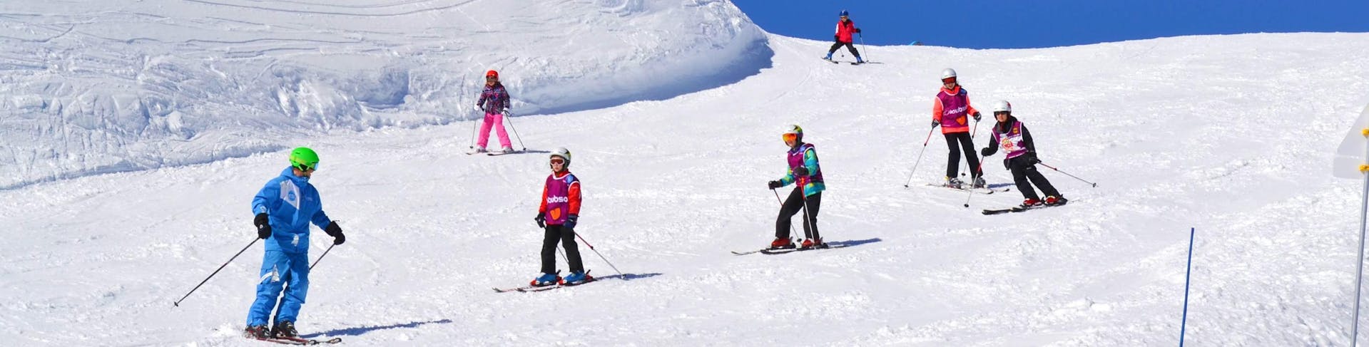 Des enfants s'amusent sur les pistes de Châtel pendant un cours de ski pour enfants avec l'ESI Pro Skiing.