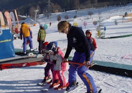 A kid goes on a private ski lesson together with an experienced instructor in Tulfes/Rinn with Skischule Total.