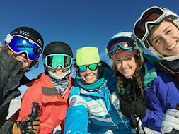 A group of snowboarders is taking a selfie with their snowboard instructor from the ski school ESI Easy2Ride Morzine during their Snowboarding Lessons - Afternoon - Intermediate.