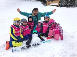 Kinder im Alter von 4 und 5 Jahren freuen sich, das Skifahren während der Kinderskikurse für Anfänger des ESI Pro Skiing in Châtel zu entdecken.