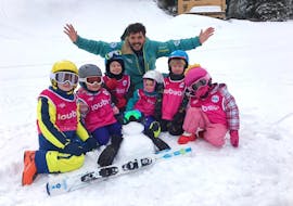 Children aged 4 and 5 are happy to discover skiing during the kids ski lessons for first-timers of the ESI Pro Skiing in Châtel. 