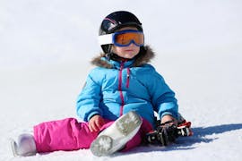 A child has fun in the snow during private ski lessons for kids with the ESF Pro Skiing in Châtel.