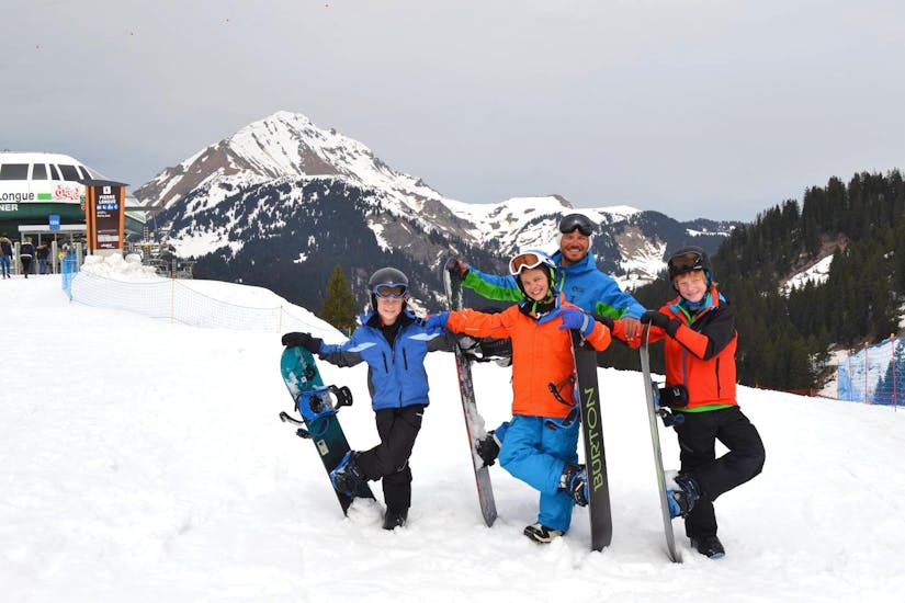 Snowboarders nemen een welverdiende pauze op de pistes van Châtel na een snowboardles (vanaf 10 jaar) met de ESI Pro Skiing Châtel.