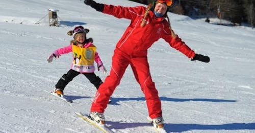 Privé Skilessen voor Kinderen van Alle Niveaus in Kitzbühel met Ski School Jochberg Een skileraar helpt een kind tijdens privé skilessen voor kinderen van alle niveaus in Kitzbühel bij skischool Jochberg.