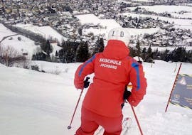 Een skiër tijdens privé skilessen voor volwassenen van alle niveaus in Kitzbühel bij skischool Jochberg.