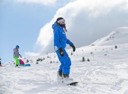 Leute nehmen am Snowboardkurs (ab 8 J.) für alle Levels bei Starski Grand Bornand teil.