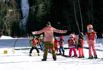 Lezioni di sci per bambini "Yeti Village" (4-12 anni) - principianti assoluti con École de ski Evolution 2 Valfréjus.