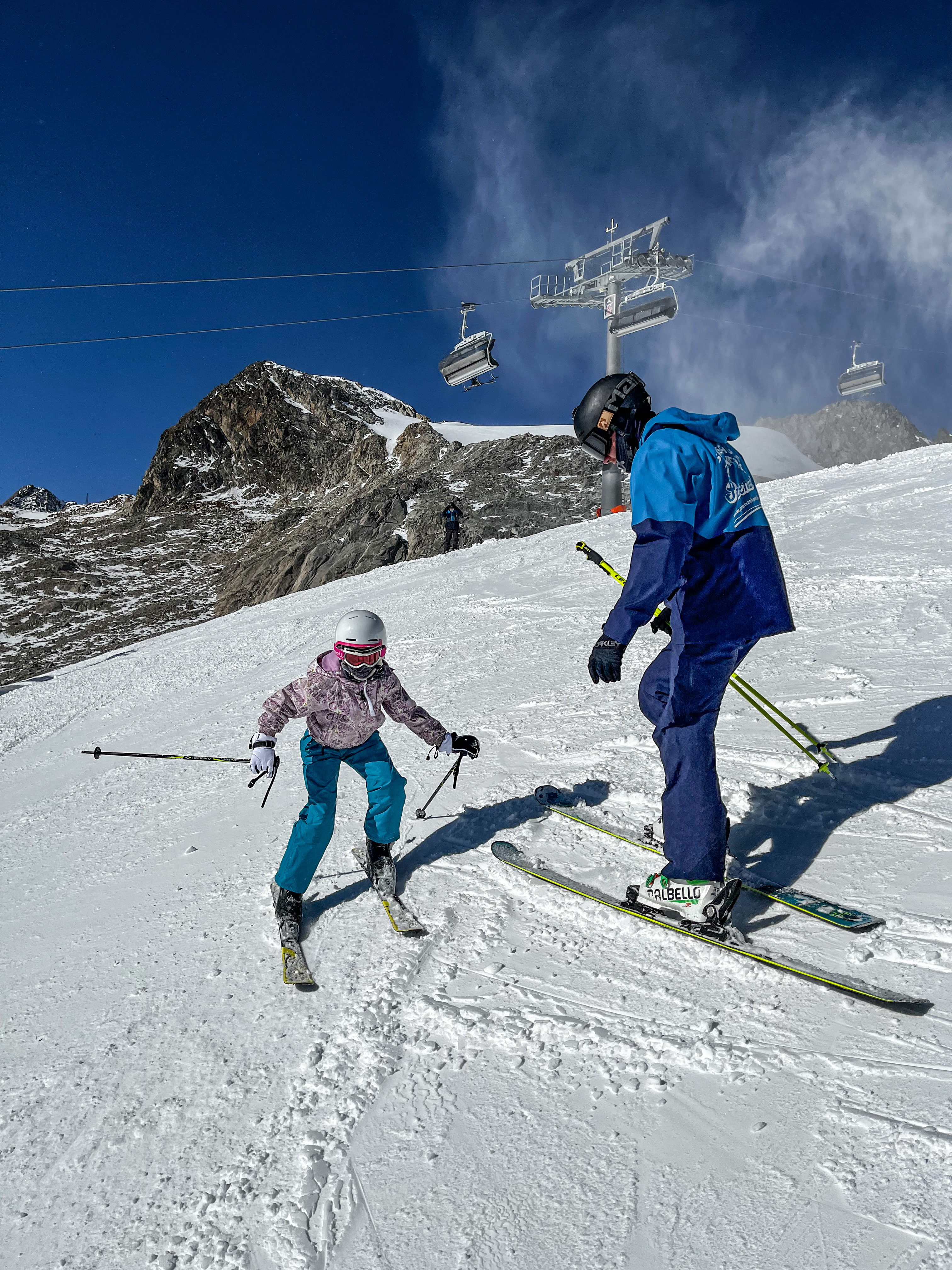 Child drives a bow around the gate during his Private Ski Lessons for Kids at Zugspitze with the ski school Skischule Thomas Spenzel.
