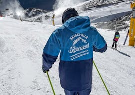 Skiers stand in the snow and show their skis during their Private Ski Lessons for Adults at Zugspitze with the ski school Skischule Thomas Spenzel.