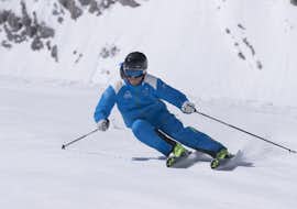 private-ski-lessons-for-adults-at-zugspitze-skischule-zugspitze-grainau Ein Skifahrer fährt eine enge Kurve im Rahmen des Angebots Privater Skikurs für Erwachsene auf der Zugspitze mit der Skischule Zugspitze-Garmisch.