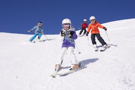 Children learn to ski on flat pistes during their Private Ski Lessons for Kids at Zugspitze with the ski school Skischule Zugspitze-Grainau.