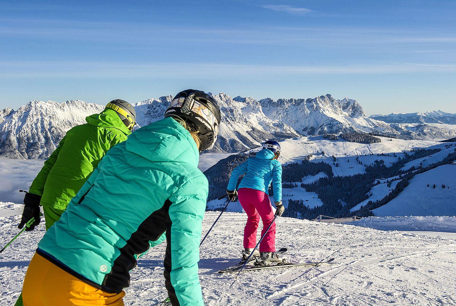 Three adult skiers during their adult ski lessons for advanced skiers with ski school Söll Hochsöll Embacher.