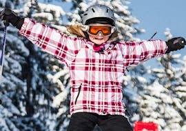 Een kleIn meisje juicht tijdens haar privé-skilessen voor kinderen van alle leeftijden - individueel met skischool Söll Hochsöll Embacher.