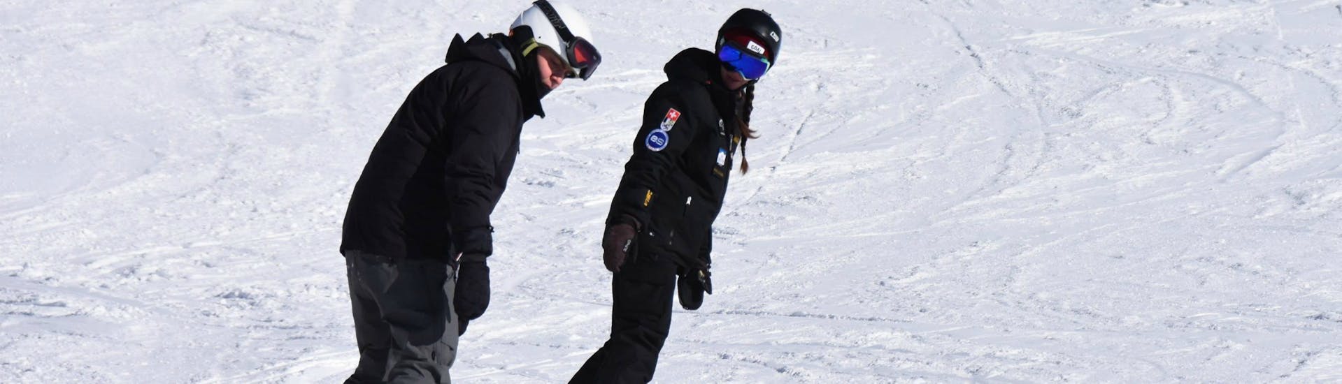 Snowboardeurs apprenant des nouvelles techniques lors d'un Cours particulier de snowboard pour Enfants & Adultes pour Tous Niveaux avec Ski Cool St. Moritz.