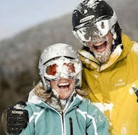 2 mensen lachen tijdens privé skilessen voor volwassenen van alle niveaus met Family Skiing Zermatt.