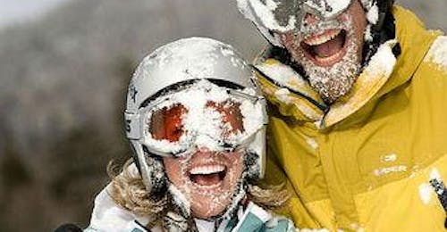 Privater Skikurs für Erwachsene aller Levels mit Skischule Family Skiing Zermatt 2 Personen lachen beim privaten Skikurs für Erwachsene aller Stufen mit Family Skiing Zermatt.