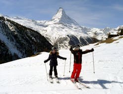 Ein Kind nimmt an privaten Skikursen für Kinder aller Niveaus bei Family Skiing Zermatt teil.