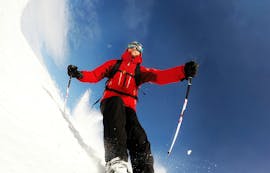 Un homme profite dans la neige lors de son Cours particulier de ski freeride pour Tous niveaux avec Ski Cool St. Moritz.