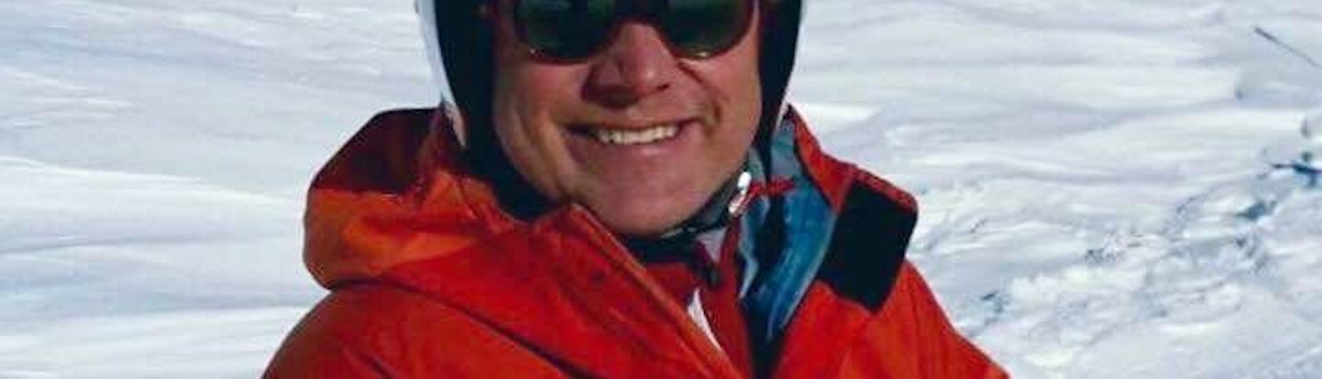 Ein Skifahrer bei dem privaten Skikurs für Erwachsene für Fortgeschrittene mit der Skischule  Ben&Joe's Private Ski & SB School Davos.
