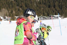Eine Gruppe Kinder während ihrem Kinder-Skikurs (5-15 J.) für Fortgeschrittene mit Schneesportschule SnowPlus Balderschwang.