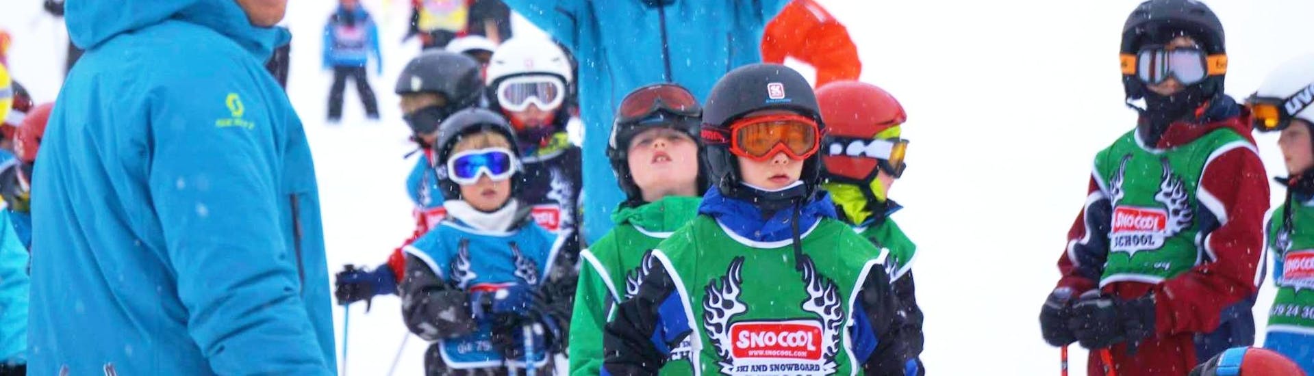 Unas personas que asisten a clases privadas de esquí para niños de todos los niveles, con Snocool, en Sainte-Foy-Tarentaise.