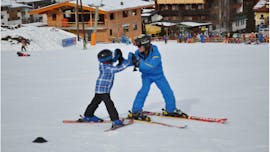 A child and intructor practising during their kids ski lessons for advanced skiers with ski school Aktiv in Wildschönau.