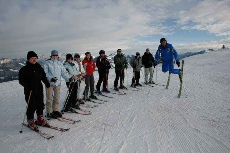 Adult Ski Lessons for Advanced Skiers from Skischule Aktiv Wildschönau A group of skiers during their adult ski lessons for advanced skiers with ski school Aktiv in Wildschönau.