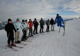 Een groep skiërs tijdens hun skilessen voor volwassenen voor gevorderden bij skischool Aktiv in Wildschönau.