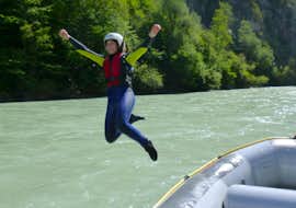 Rafting in der Imster Schlucht - Frauenpower mit CanKick-Ötztal Eine junge Frau springt während dem Rafting in der Imster Schlucht - Frauenpower mit CanKick Ötztal in das erfrischende Wasser des Inns.