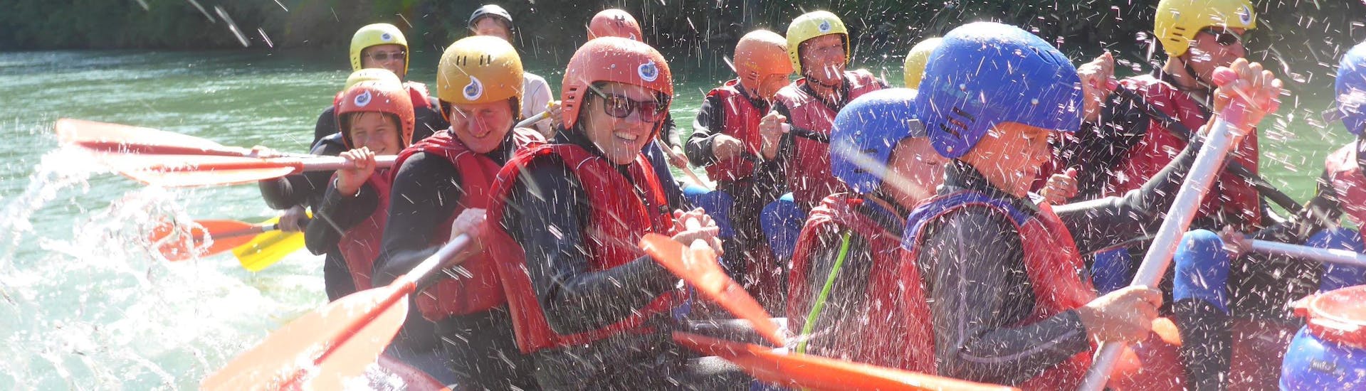 Eine Gruppe an Teilnehmern auf dem Raftin boot auf dem Iller Fluss mit Spirits of Nature Allgäu.