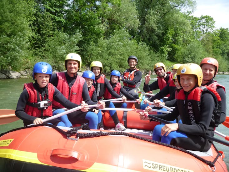 A group on the Rafting Boots in Allgäu with Spirits of Nature Allgäu.