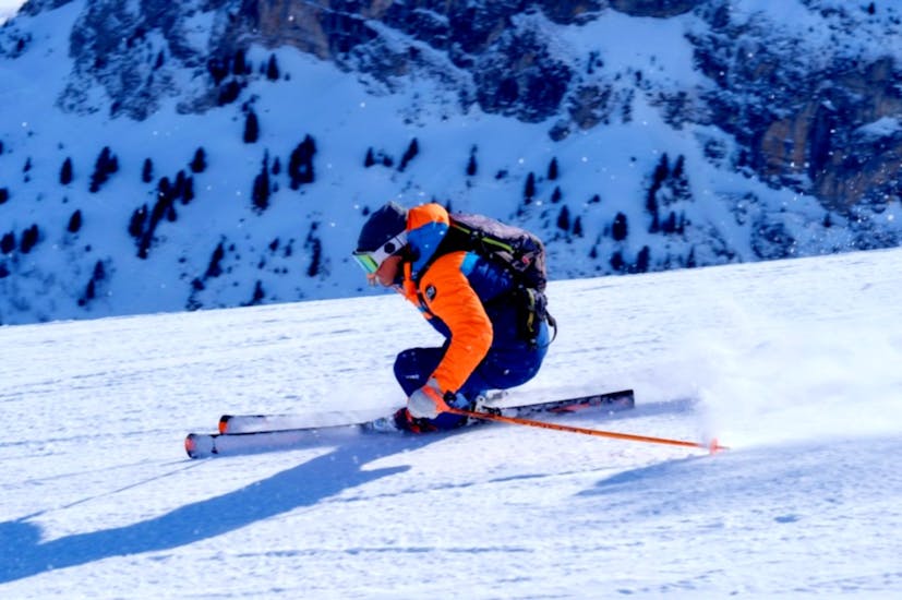 Un moniteur de l'ESI First Tracks montre à ses élèves un virage carving durant un cours particulier de ski pour adultes à Courchevel.
