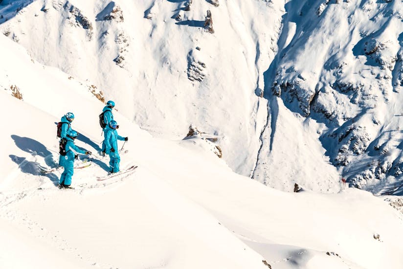 Des moniteurs de l'ESI First Tracks s'aventurent hors-piste durant un cours particulier de ski freeride pour skieurs expérimentés à Courchevel.