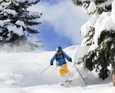 Uno sciatore si avventura fuori pista durante una lezione privata di sci fuori pista per sciatori esperti con ESI First Tracks a Courchevel.