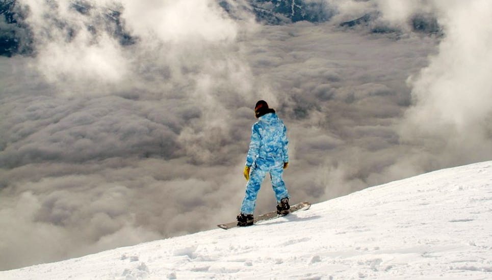 Een snowboarder tijdens een privé snowboardles voor alle niveaus met ESI First Tracks in Courchevel.