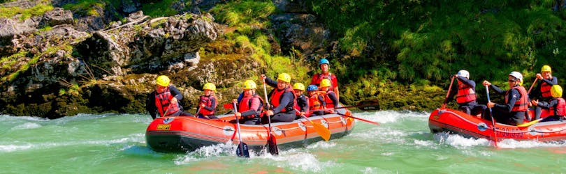 Parents with their children riding on the Tiroler Großache on their "Rafting Experience" Tour with the experienced instructors from Adventure Club Kaiserwinkl.