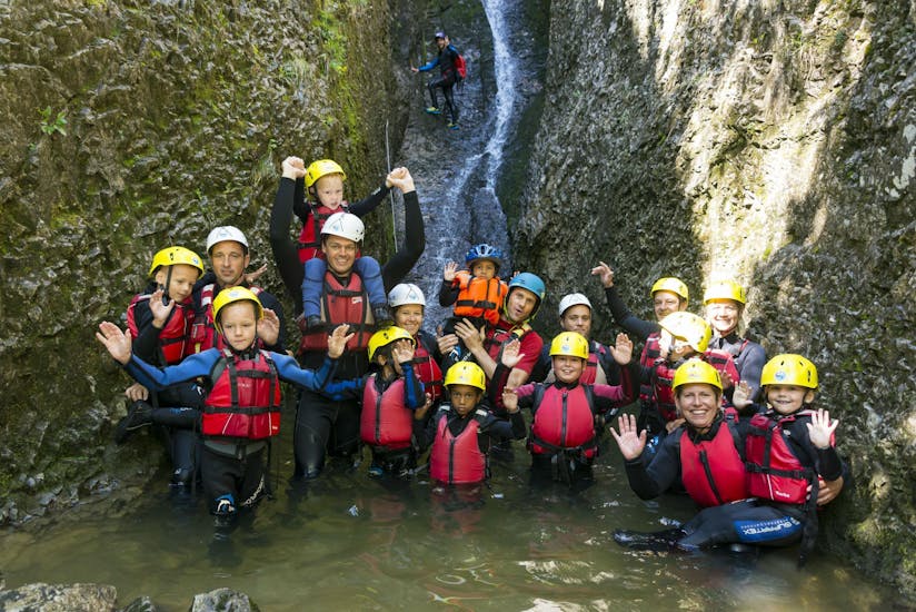 Eine Gruppe von Kindern, die bei Ihrer Canoying Tour für Kinder mit den erfahrenen Guides von Adventure Club Kaiserwinkl jede Menge Spaß hat.