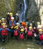 Eine Gruppe von Kindern, die bei Ihrer Canoying Tour für Kinder mit den erfahrenen Guides von Adventure Club Kaiserwinkl jede Menge Spaß hat.