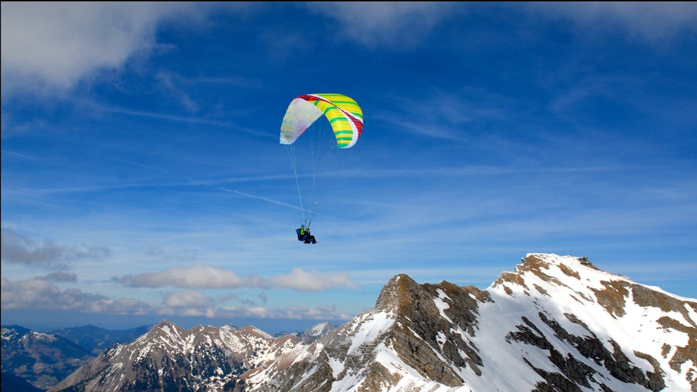 View from afar of a participant during the Tandem Paragliding from Nebelhorn in Oberstdorf with Himmelsritt Oberstdorf.