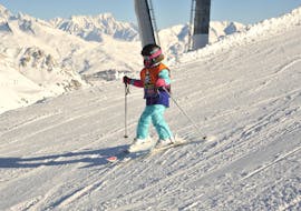 Ein Kind hat Spaß während des privaten Skikurses für Kinder - Hochsaison - Arc 2000 mit Evolution 2 - Arc 2000.