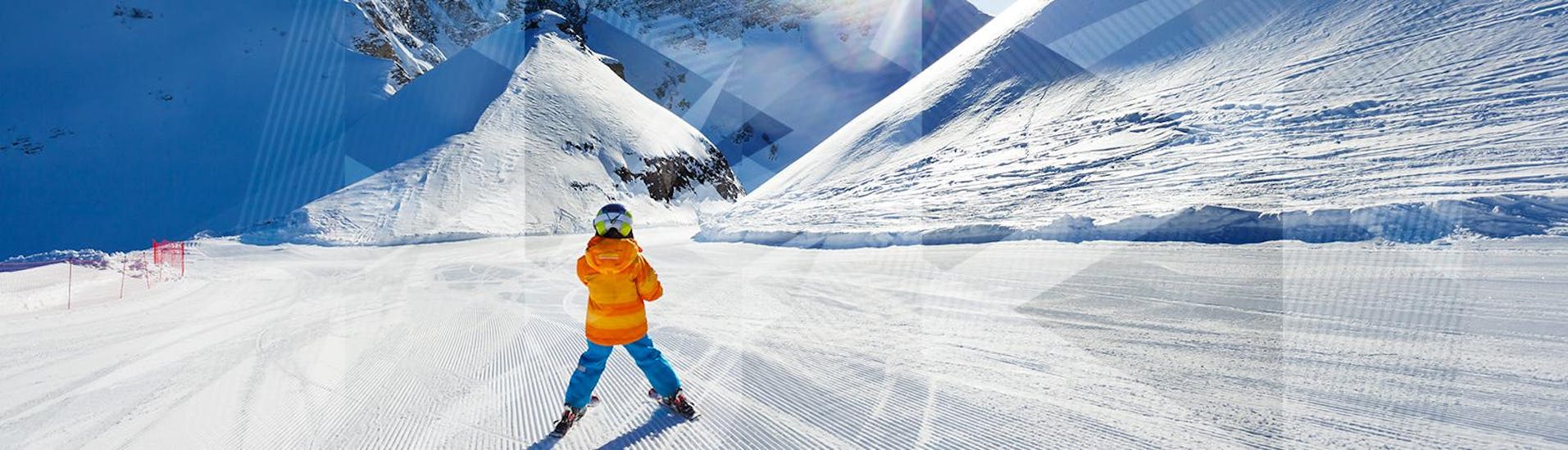 Un enfant s’amuse lors de son Cours particulier de ski Enfants - Haute saison - Arc 2000 avec Evolution 2 - Arc 2000.